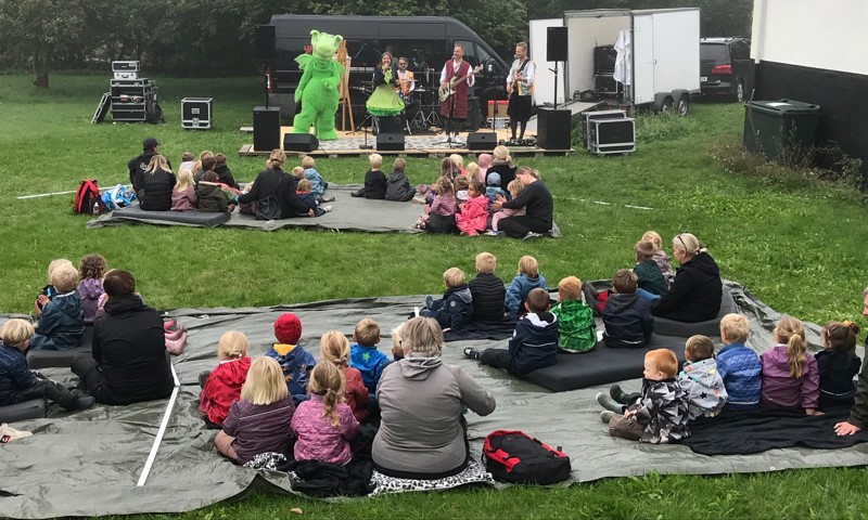 Børn til havekoncert med Næssi under åben himmel Børn til havekoncert med Næssi under åben himmel