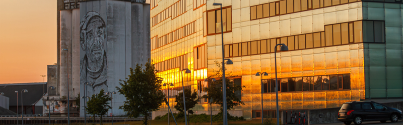 Maxbankbygningen og siloer i solnedgang