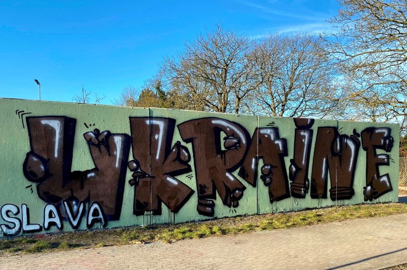 Grafitti-værk med teksten "Slava Ukraine"
