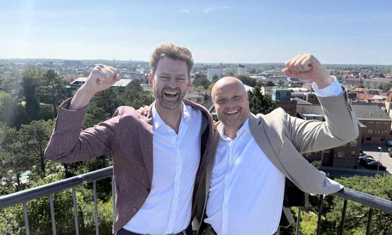Direktør Rasmus Holst-Sørensen, Næstved Erhverv, og borgmester Kenneth Sørensen har armene over hovedet over årets placering i DI's undersøgelse af Lokal Erhvervsvenlighed. Foto: Næstved Kommune