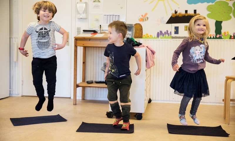 Børn danser til musik Børn danser til musik