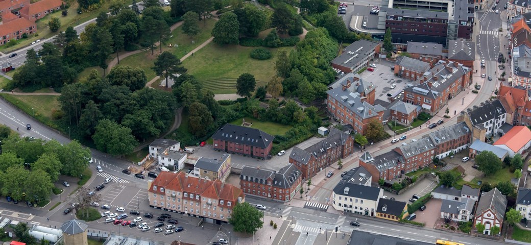 Dronefoto af Næstved Station Og Parkområde