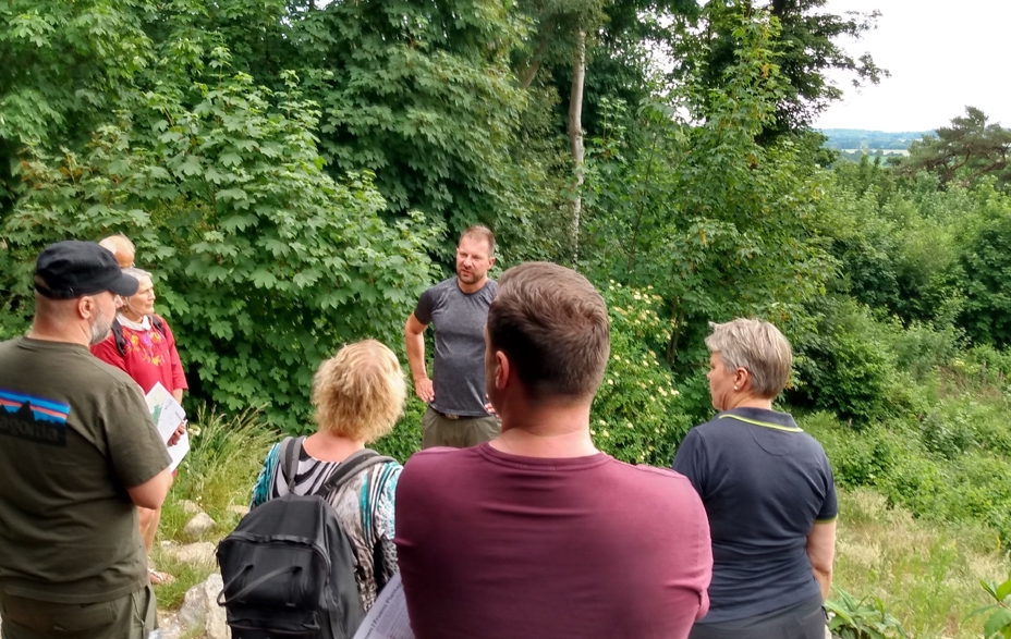 Foto med en flok mennesker der holder møde den 17.6.2020 i Fruens Plantage