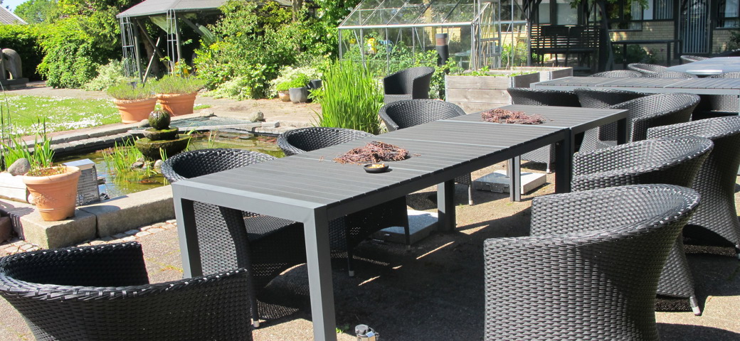 Rosenhaven, atriumgården med bord og stole