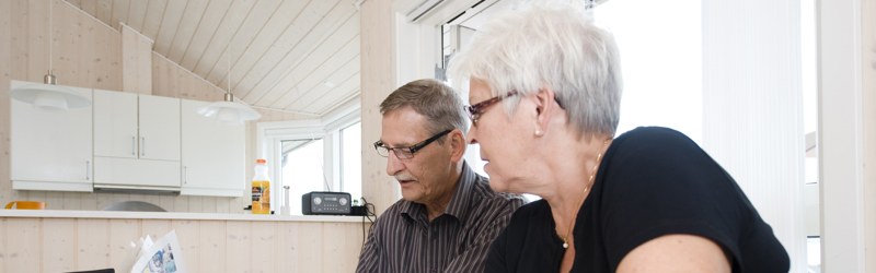 To seniorer, som læser aviser