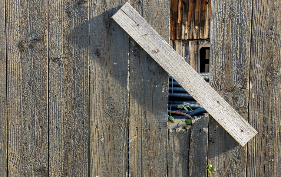 Billede af et hegn, som indikerer nabostrid