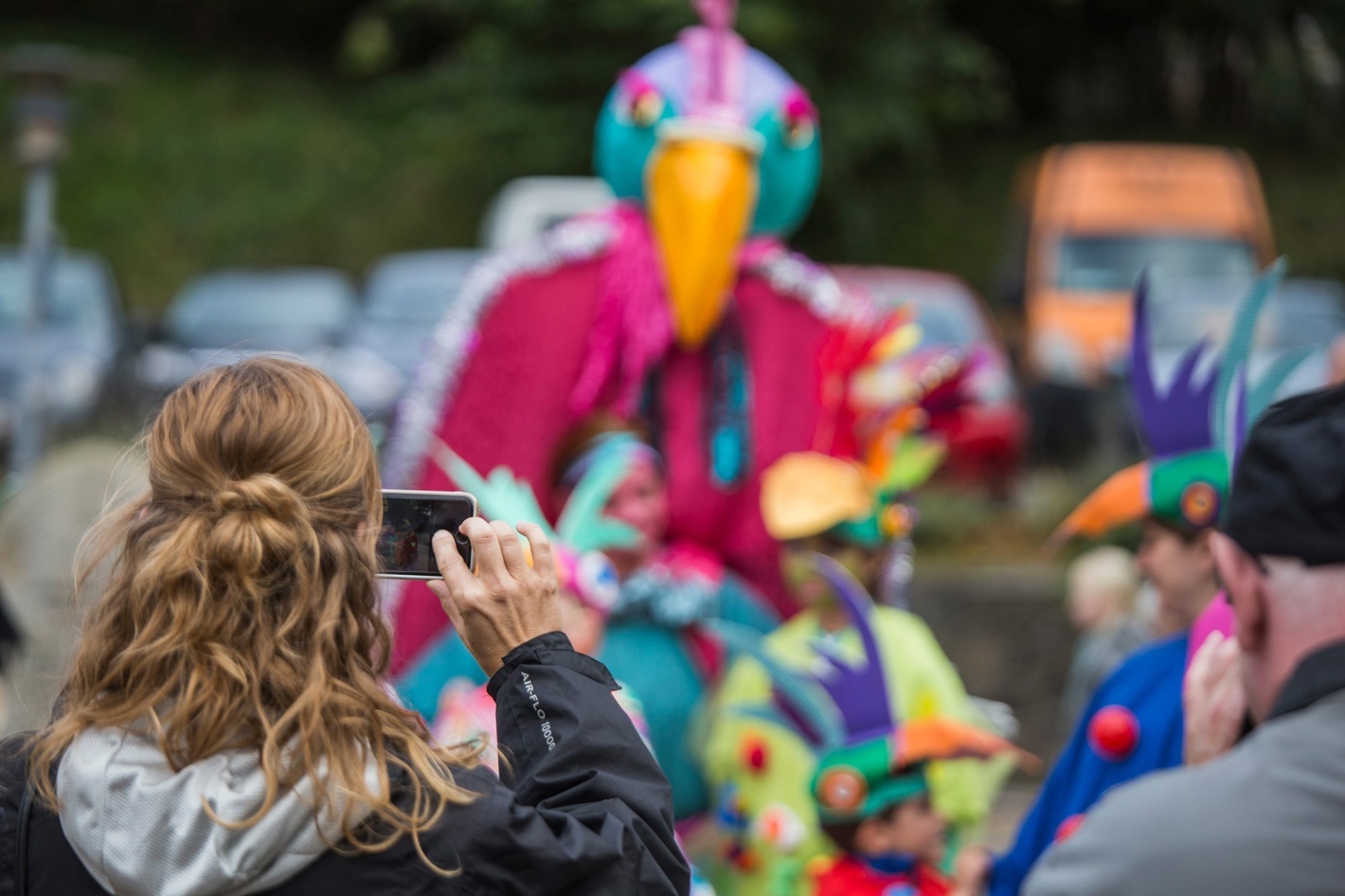 Mor Tager Billede Af Barn i selskab med Fuglekostume