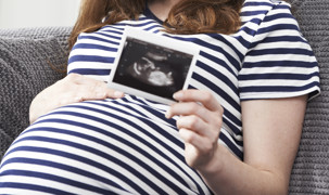 Gravid som viser scanning af baby Gravid som viser scanning af baby