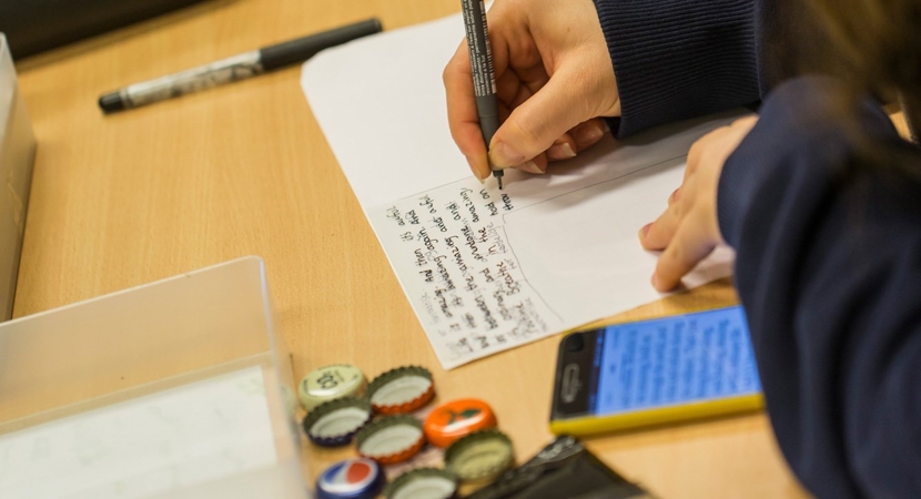 En dreng er i færd med at løse en skoleopgave