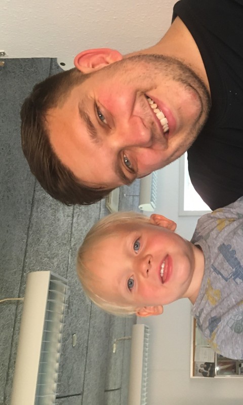 Far med søn i legestue Far med søn i legestue