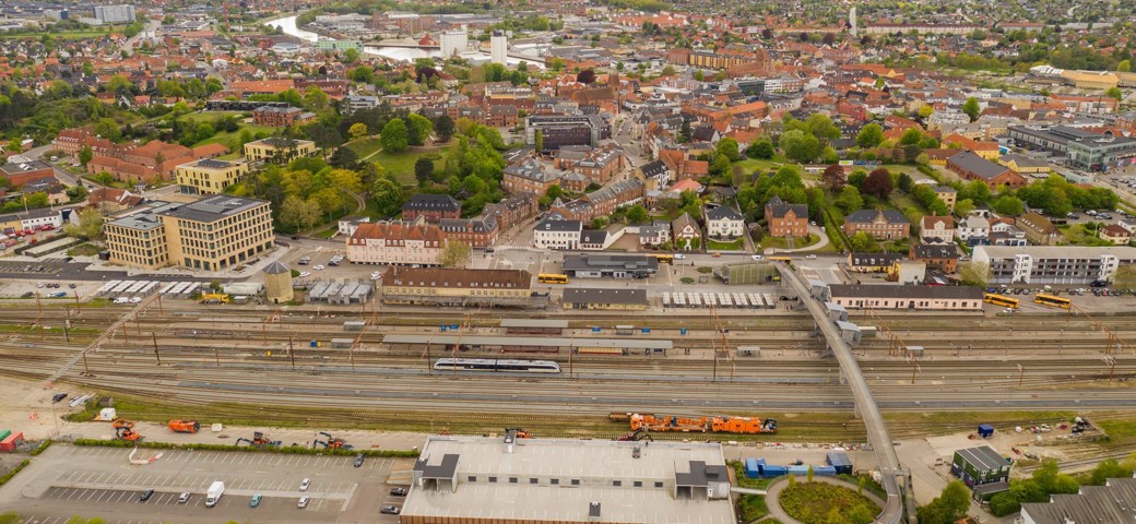 Dronefoto af Togskinnerne ved Stationen i Næstved
