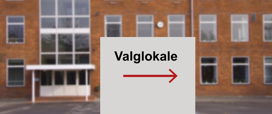 Billede af valgsted, hvor der er placeret et skilt med ordet valglokale og en pil