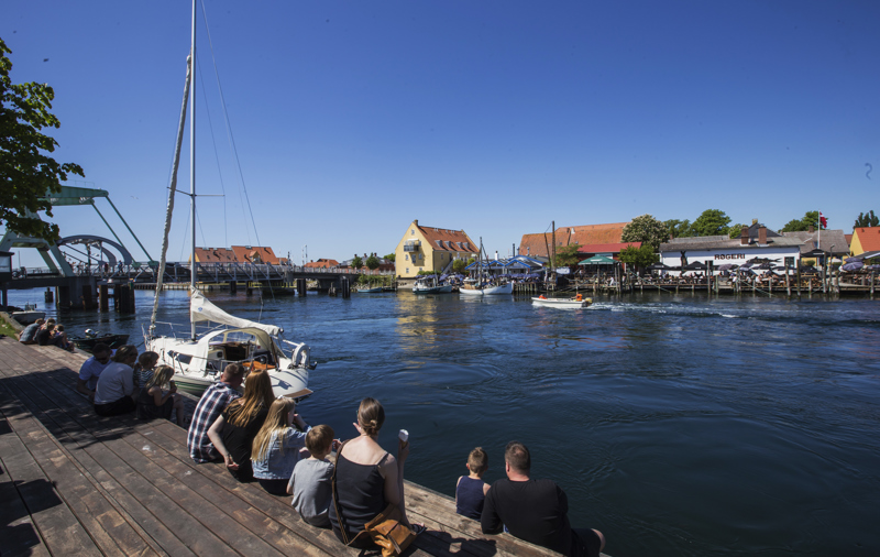 Mennesker, kanal og solskin i Karrebæksminde