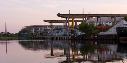 Kraner i skumring i Næstved Havn