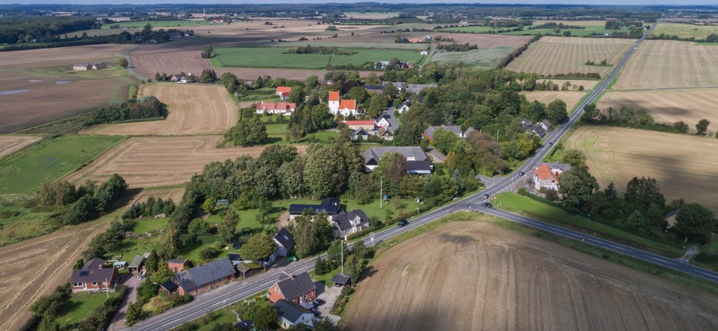 Dronefoto af Haldagerlille og de omkringliggende marker