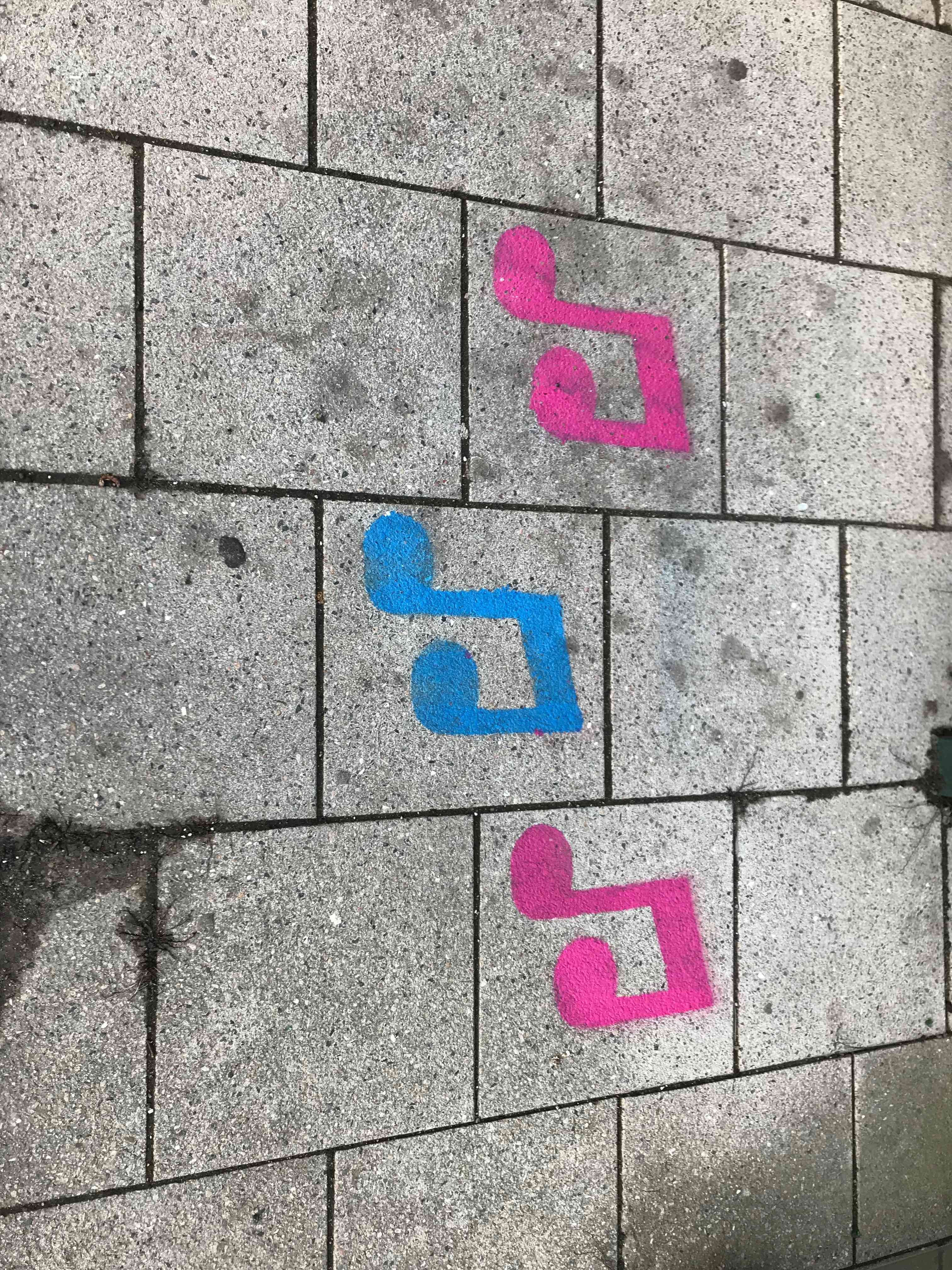 Noder malet på mur