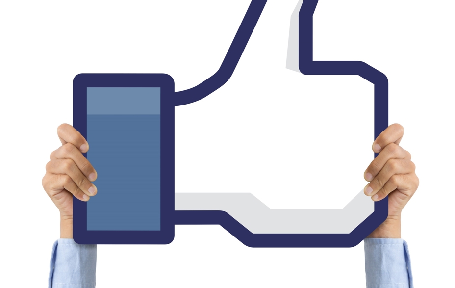 Strakte arme, der holder et like-symbol fra Facebook