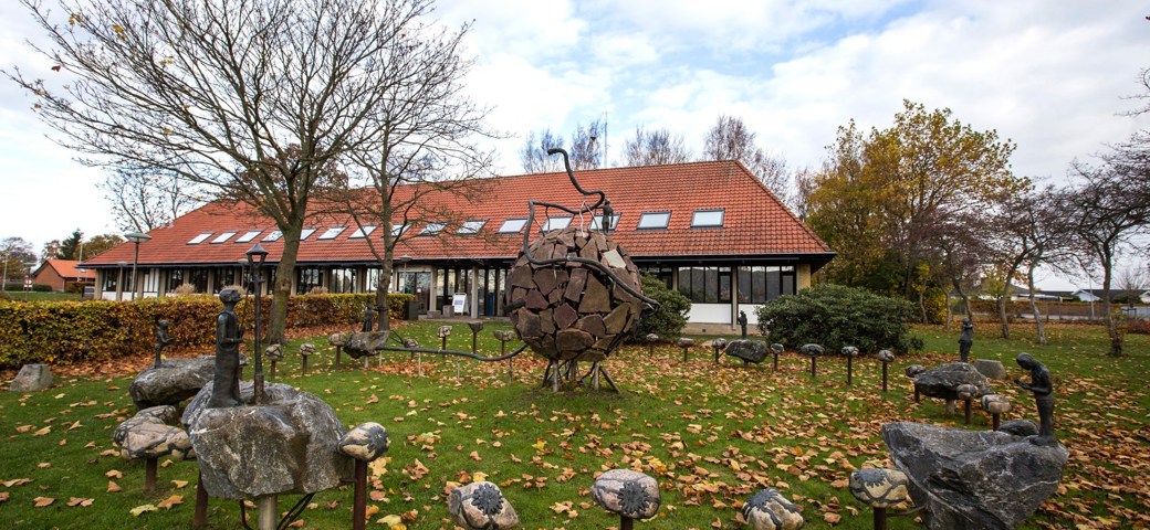 Skulpturkunst foran indgangspartiet ved Fuglebjerg Bibliotek