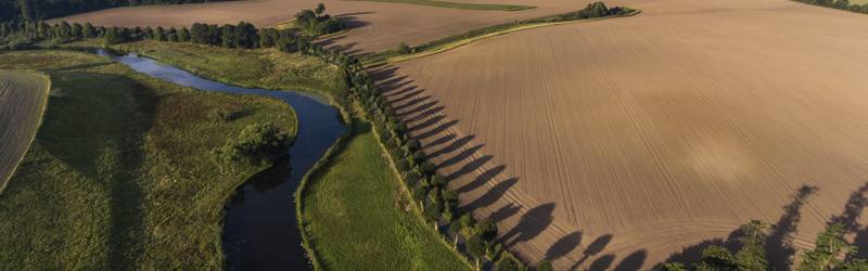 Landskab med å og marker