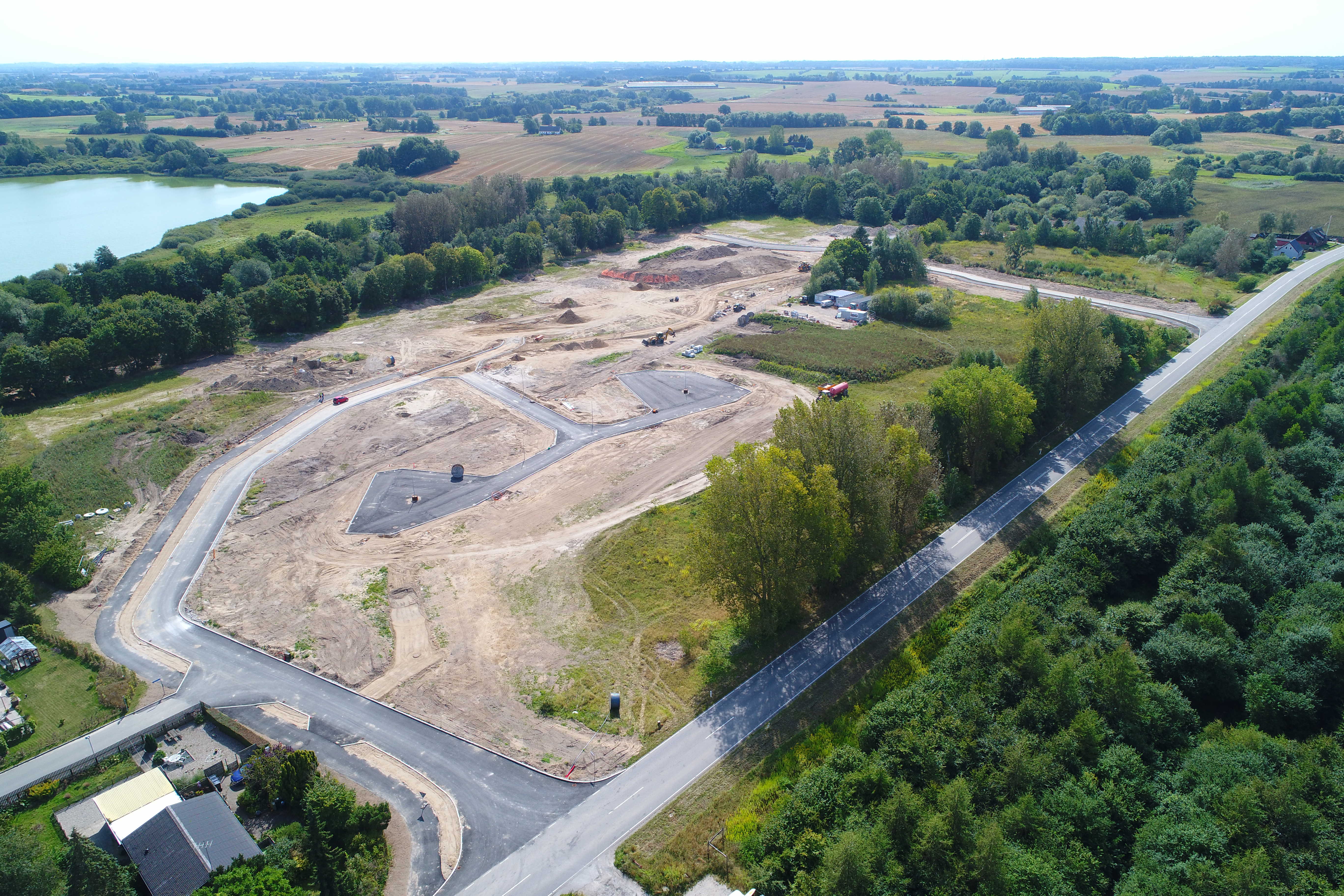 Dronefoto fra Nyvej ind over grundene