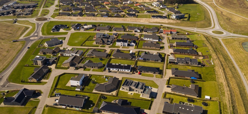 Dronefoto af et boligkvarter og en rundkørsel i Næstved Nord