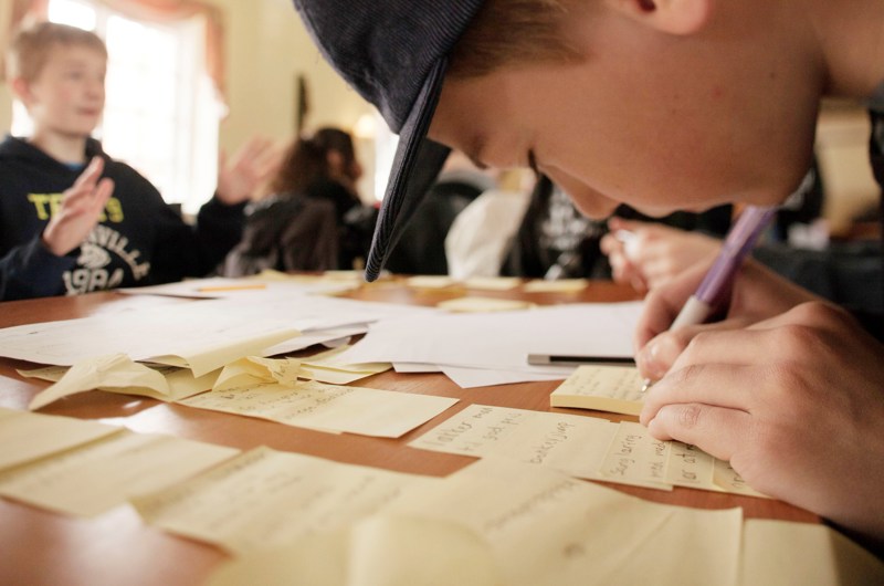 Folkeskoler Dreng der sidder og skriver
