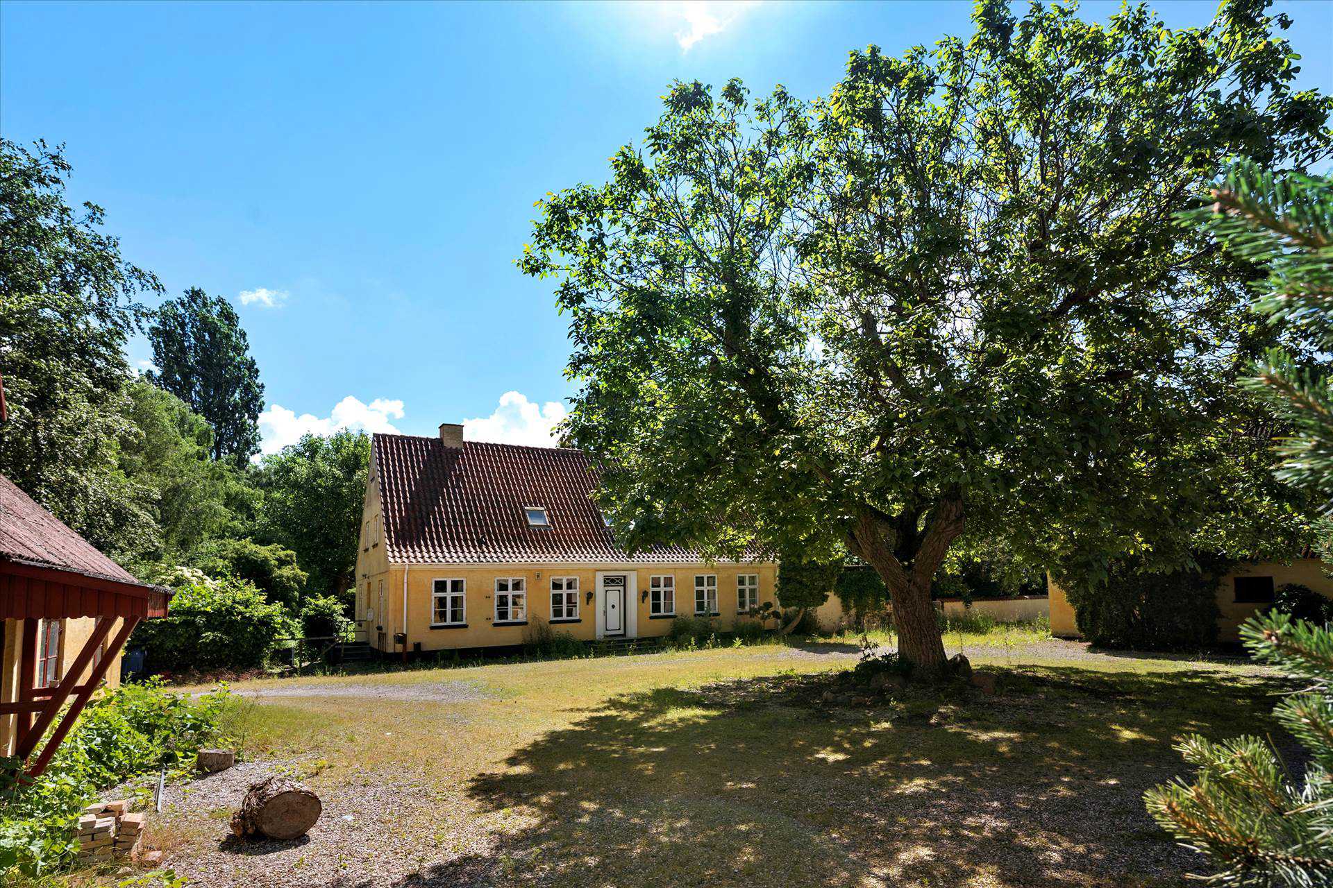Billede af gårdspladsen - Kirkebakken 31