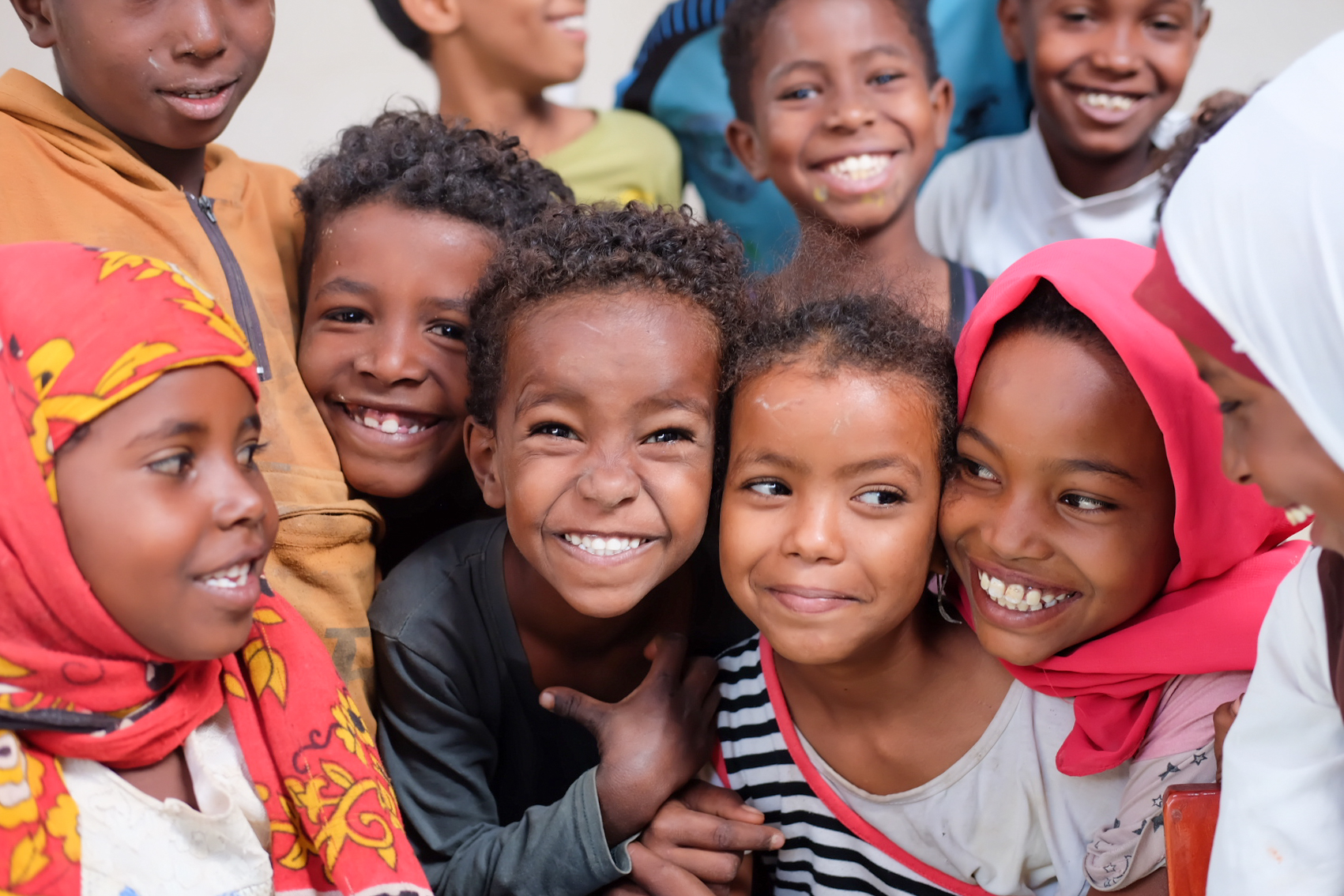 Børnegruppe med drenge og piger fra Yemen.