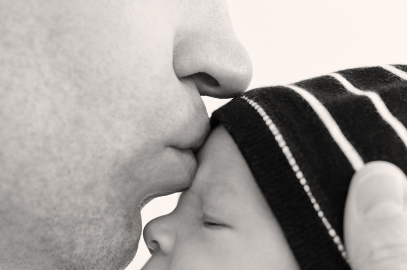 mand kysse babys pande