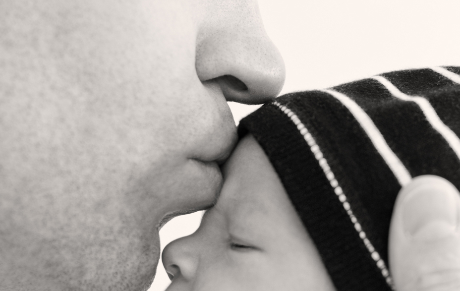 mand kysse babys pande