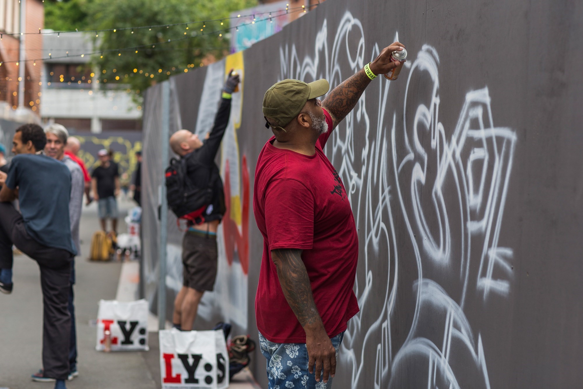 To Mænd Tegner Graffiti