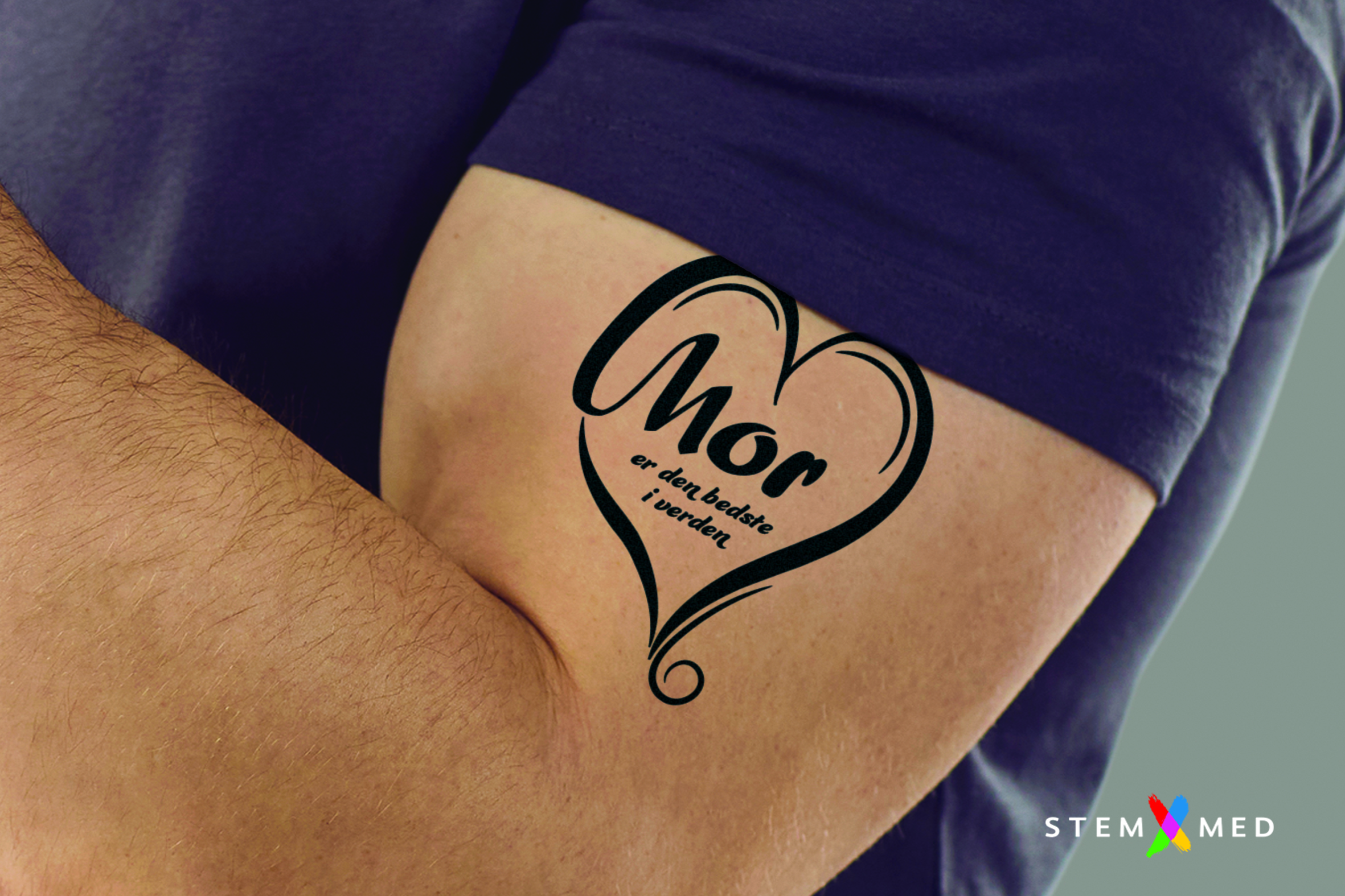 Overarm med tatovering med teksten "Mor er den bedste i verden"