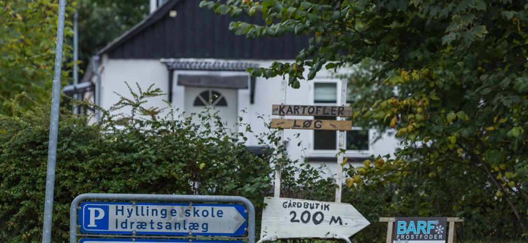 Skiltning ved vej til Hyllinge Skole Idrætsanlæg og Vesthallen