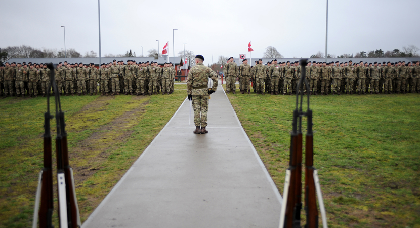 Soldater står parade
