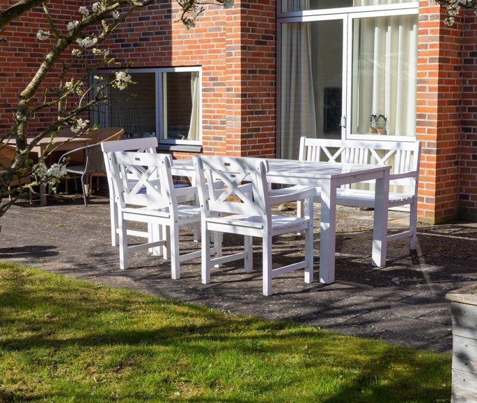 Terrasse med dejlige møbler i hvidt træ