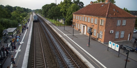 Toget er på vej ind på Glumsø Station