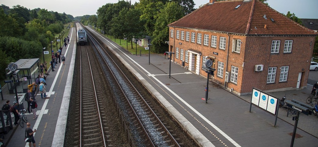 Toget er på vej ind på Glumsø Station