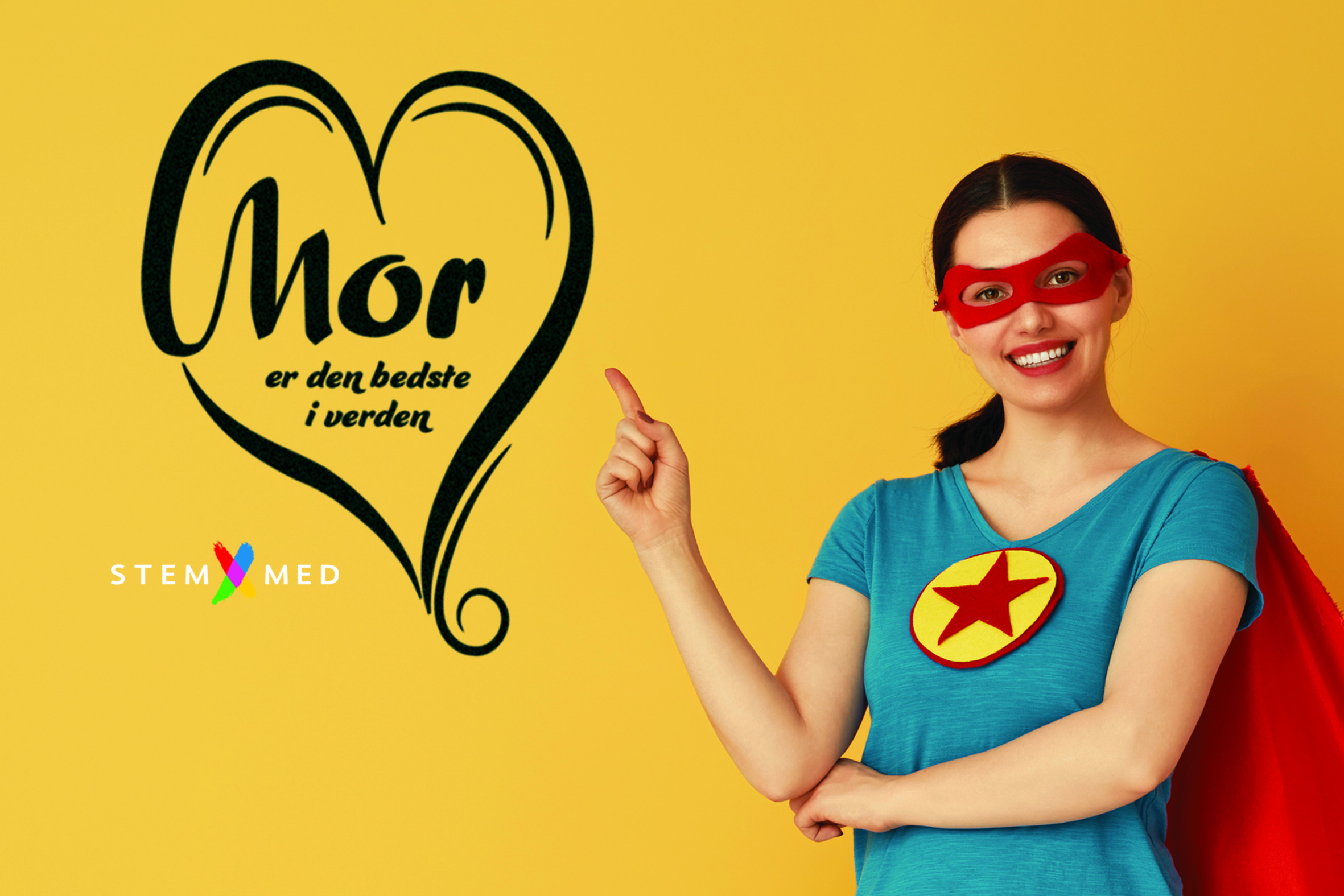 Billede af kvinde med superheltekappe, som peger på hjerte med teksten "Mor er den bedste i verden"