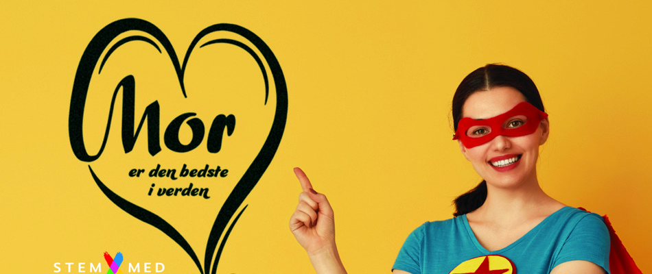 Billede af kvinde med superheltekappe, som peger på hjerte med teksten "Mor er den bedste i verden"