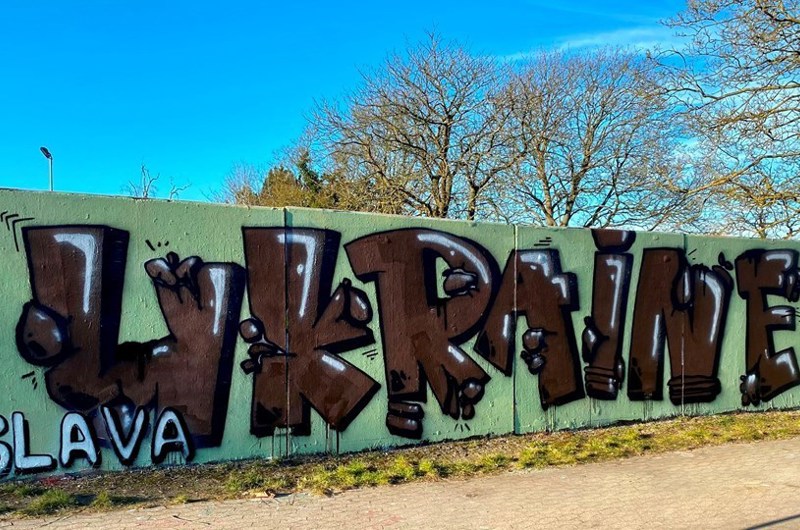 Blå himmel med hvidlige skyer