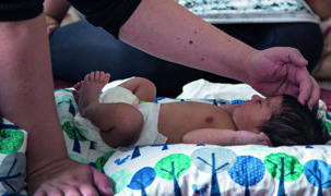 Baby som bliver undersøgt af en sunhedsplejerske Baby som bliver undersøgt af en sunhedsplejerske