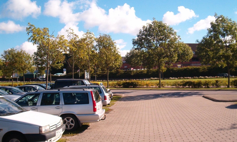 Biler parkeret i venstre side på Rådmandshavens parketingsområde