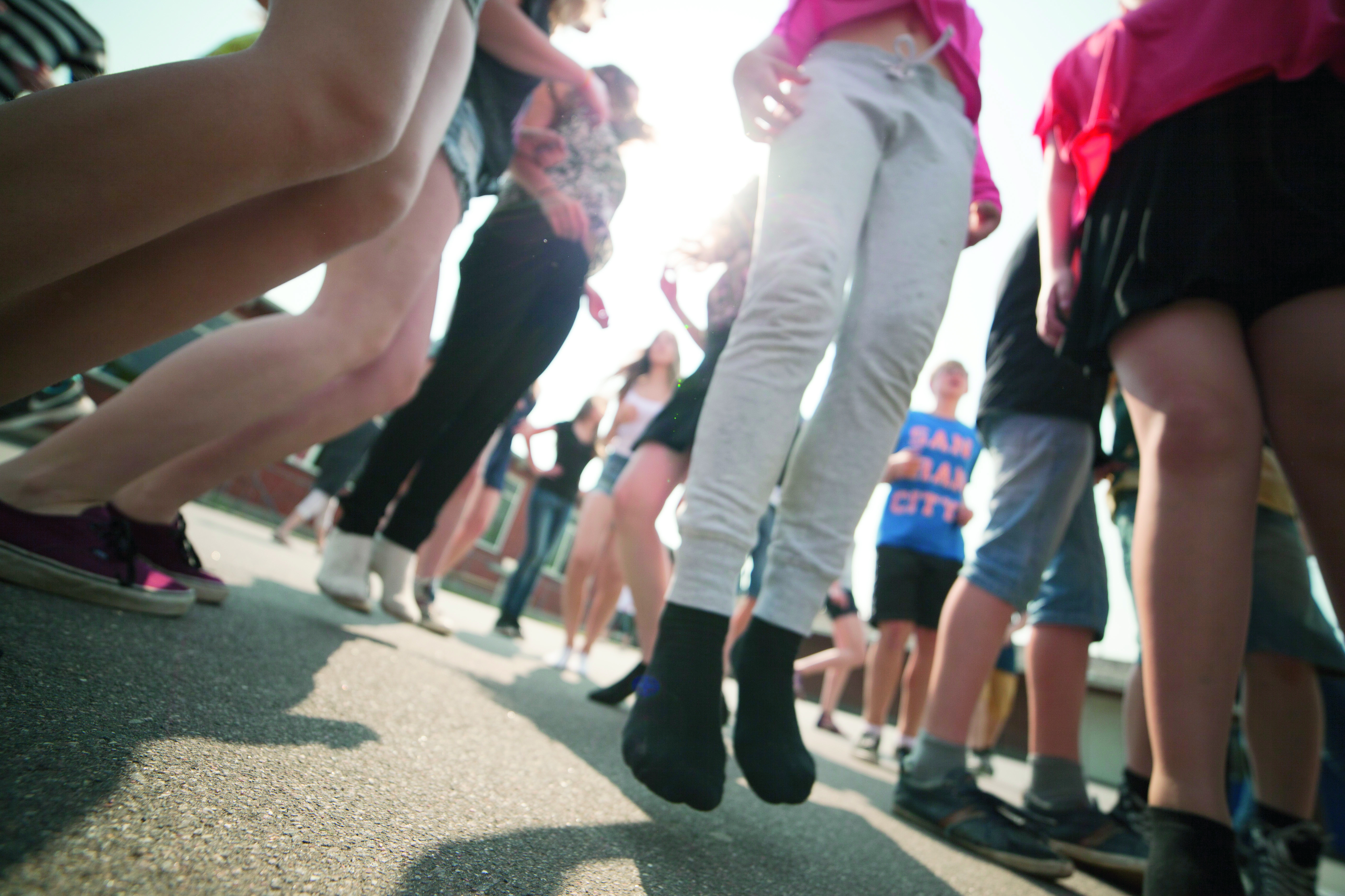 Børn der hopper i en skolegård
