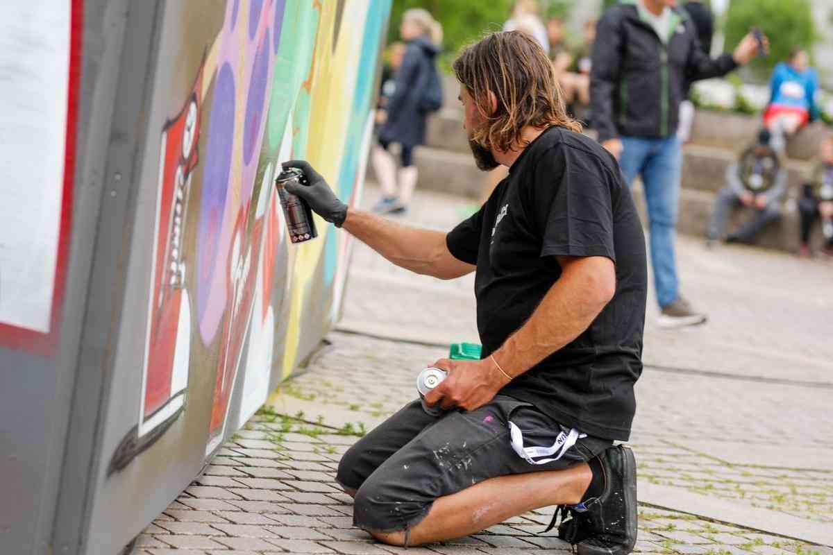 Grafittikunstner maler