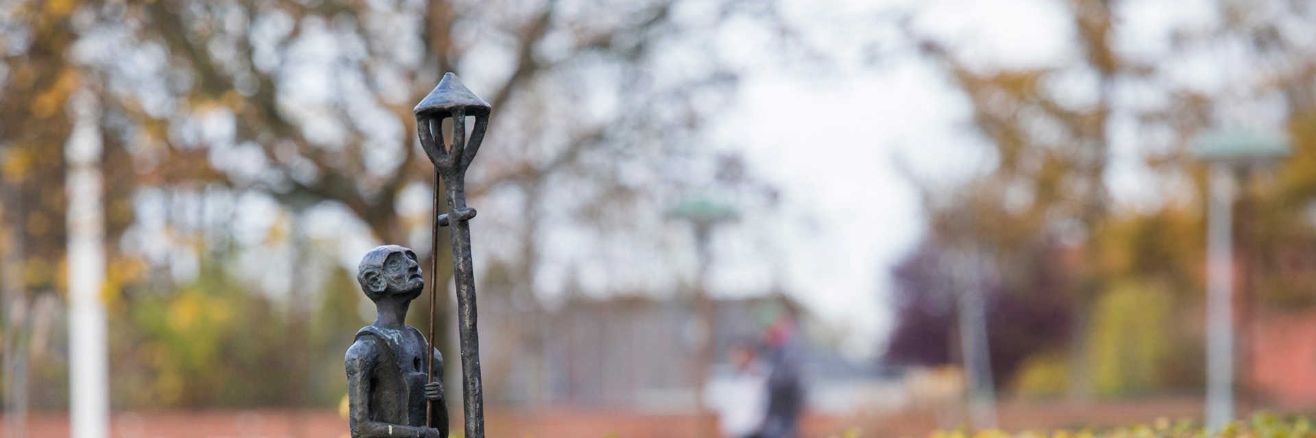 Lille jernfigur af lygtetænder på en sten foran Fuglebjerg bibliotek Lille jernfigur af lygtetænder på en sten foran Fuglebjerg bibliotek