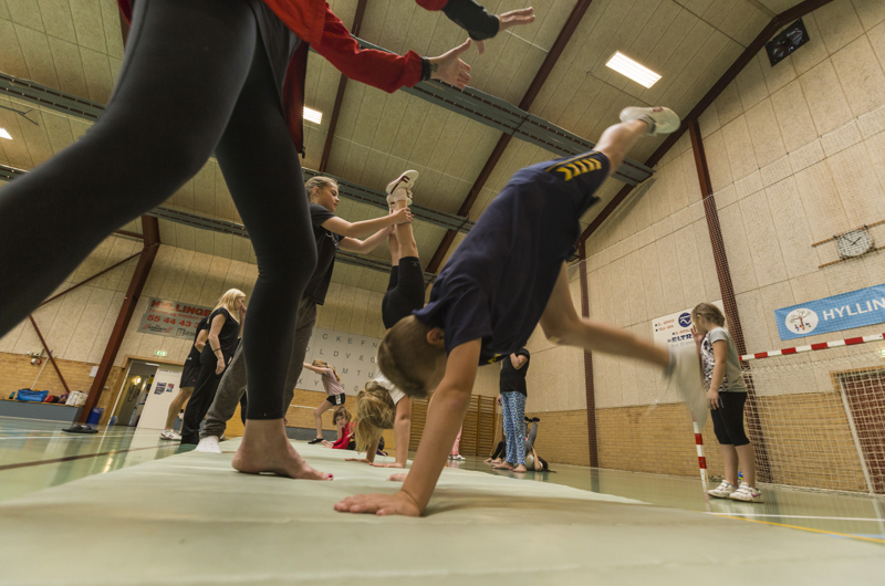 Børn der laver gymnastik i en hal