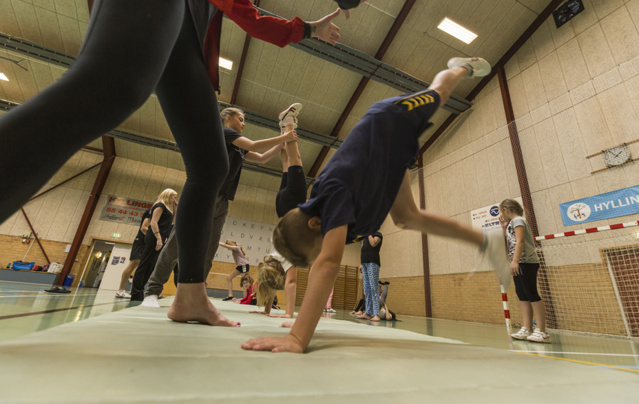 Børn der laver gymnastik i en hal