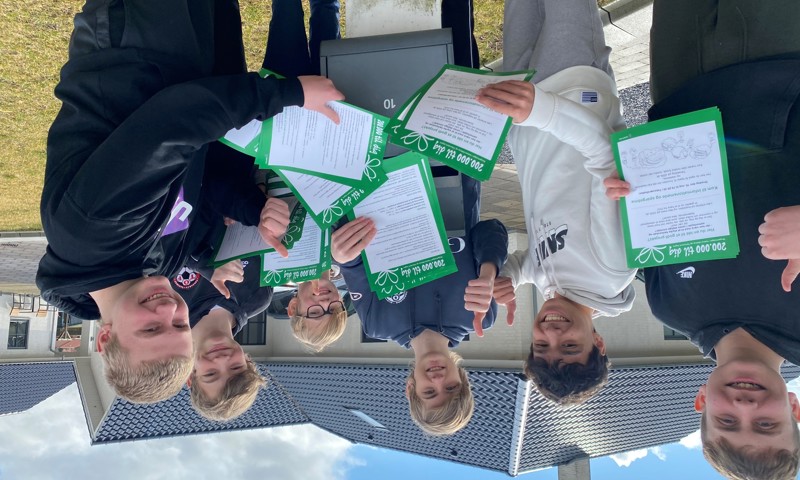 Børn med flyers Børn med flyers