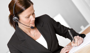 Kvinder der har headset på Kvinder der har headset på
