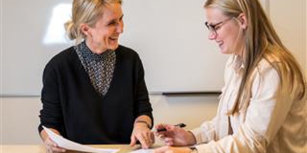 Kvindelig underviser og elev på VISP